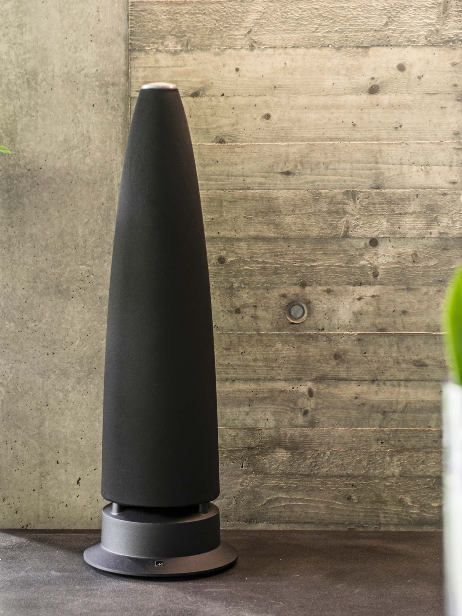 Standalone speaker with high-performance audio
